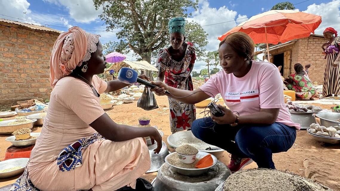 Une journaliste radio interviewe un membre de la communauté en République centrafricaine. Photo : MINUSCA