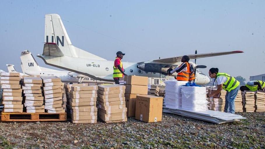 Сотрудники Миссии ООН готовят избирательные материалы к транспортировке на борту самолетов МИНУСКА в преддверии выборов в ЦАР.
