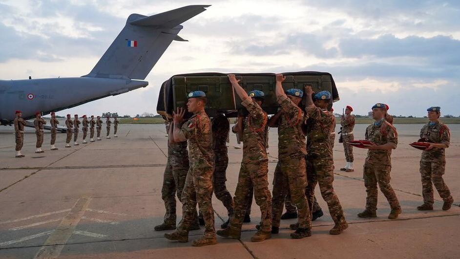 El cuerpo del casco azul de la ONU, el sargento jefe Florian Montorio, que murió sirviendo a la paz, es repatriado a su país de origen.