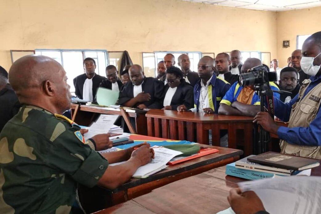 Les travailleurs sociaux du secteur de la justice engagent un dialogue avec un groupe de personnes.