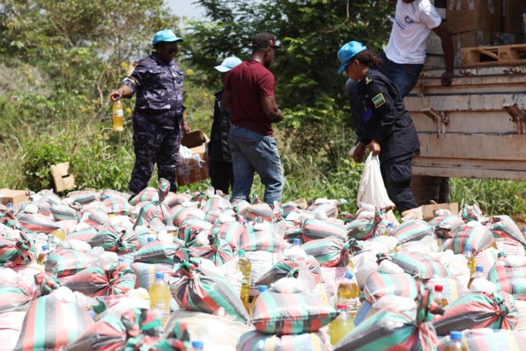 Des Casques bleus déchargent des sacs d'un camion