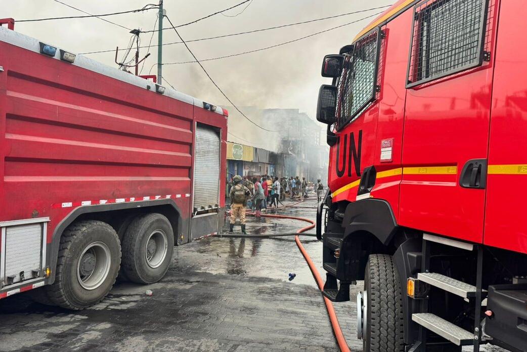 Deux camions de pompiers rouges des Nations Unies sont photographiés près d'un lieu d'intervention d'urgence.