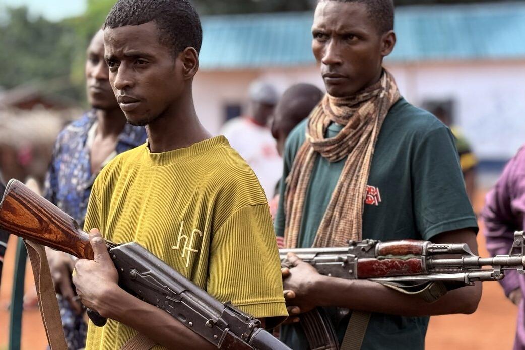 Des personnes sont photographiées tenant des munitions. 