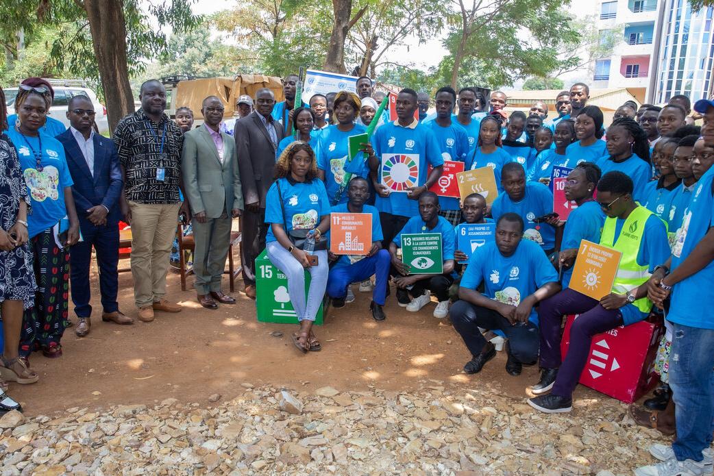 Un groupe tient des affiches des Objectifs de développement durable de l’ONU. 