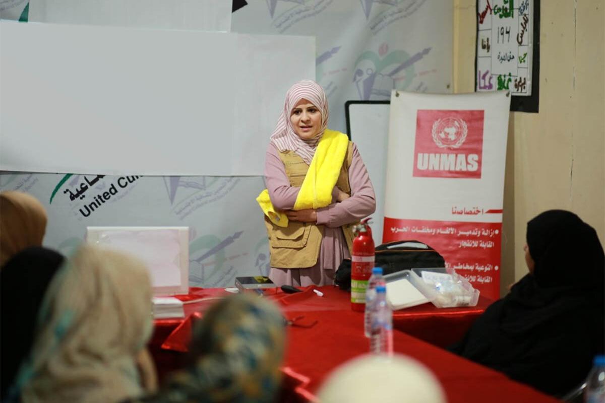 Beneficiaries are briefed on how to manage a fracture during Conflict Preparedness and Protection training. 
