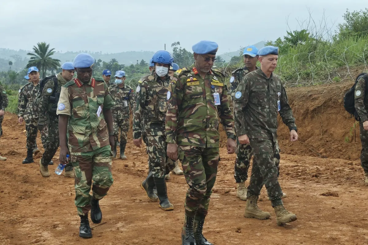 Accompagné du Commandant du Secteur Nord, le Général Md. Saiful Alam Bhuiyan, et du Commandant du contingent népalais, le Colonel Deepak Khadka, le Commandant de la Force a rencontré les troupes et passé en revue les activités conduites depuis la base opérationnelle mobile de la MONUSCO.