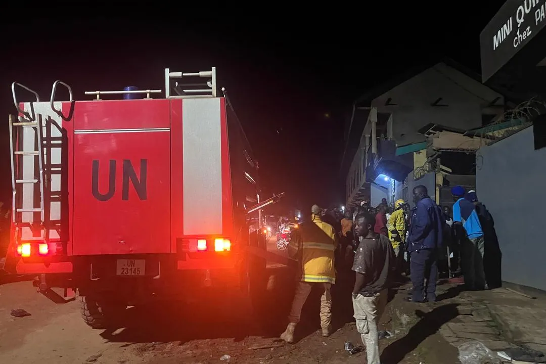 L'intervention de la MONUSCO a renforcé les efforts de la population locale, qui a participé aux premières opérations en fournissant de l'eau et du sable pour limiter la propagation de l'incendie.