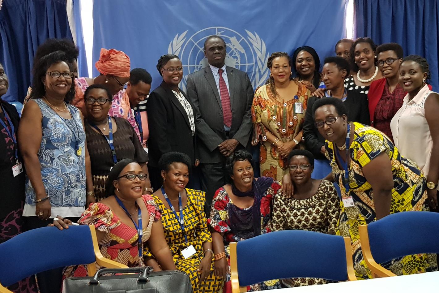 L'envoyé spécial Michel Kafando avec des représentantes de groupes de défense des droits des femmes au Burundi, 6 septembre 2018. UN Photo/Napoleon Viban