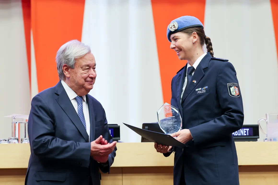 Inspector Stephanie Königs receiving the Woman Police Officer of the Year Award from UN Secretary-General António Guterres. Photo: MF Pagé