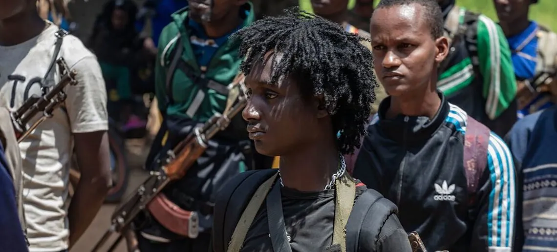 Un jeune membre d'un groupe armé en République centrafricaine s'apprête à rendre son arme.